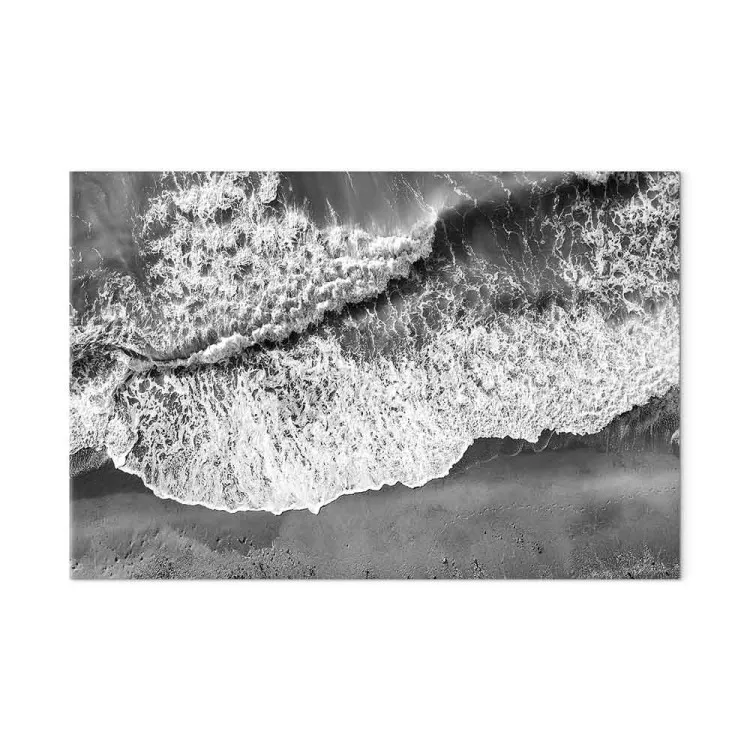 Sponda dell'oceano - onde che colpiscono la spiaggia