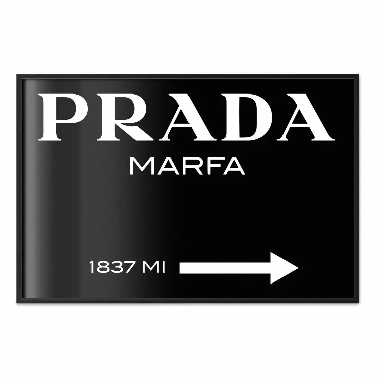 Prada nero - marchio moda in inglese su sfondo nero