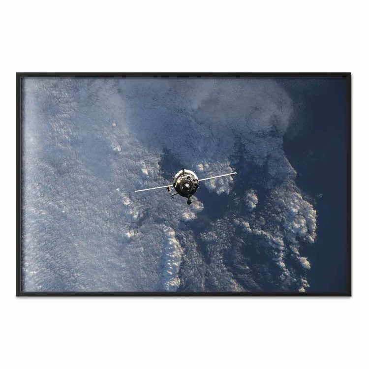 Pianeta blu - satellite cosmico sopra la Terra con cielo e nuvole
