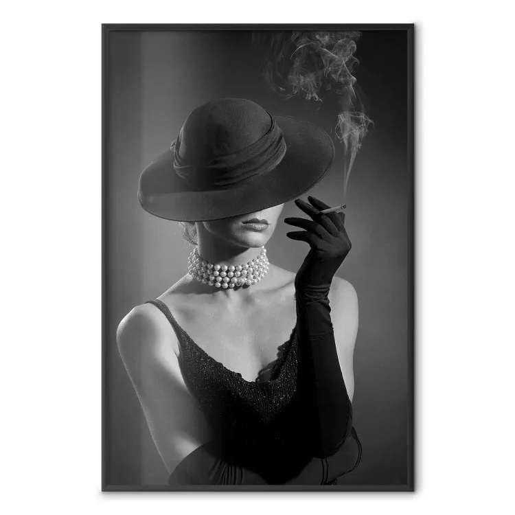Eleganza nera - ritratto donna bianco e nero con sigaretta
