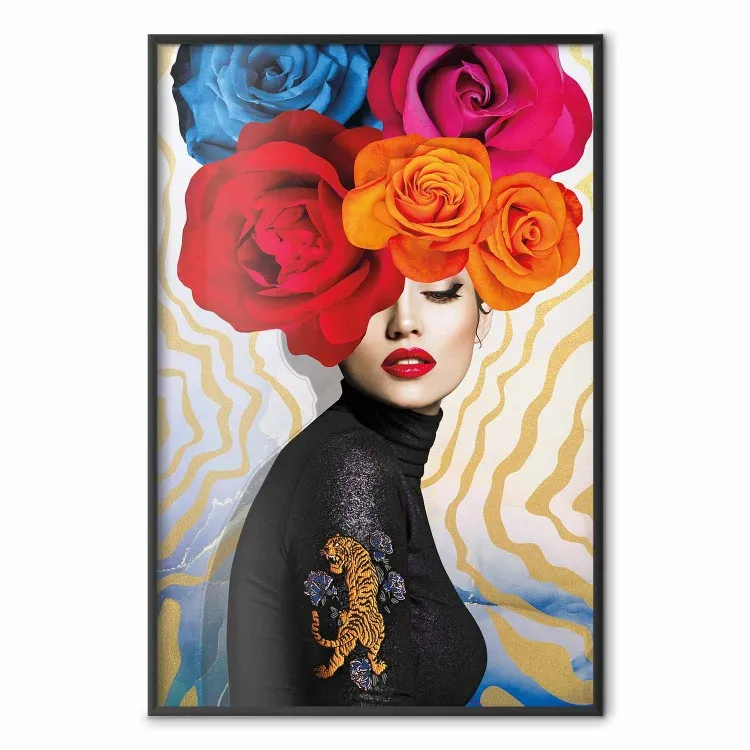 Tigre sulla spalla - ritratto di donna con fiori colorati in testa