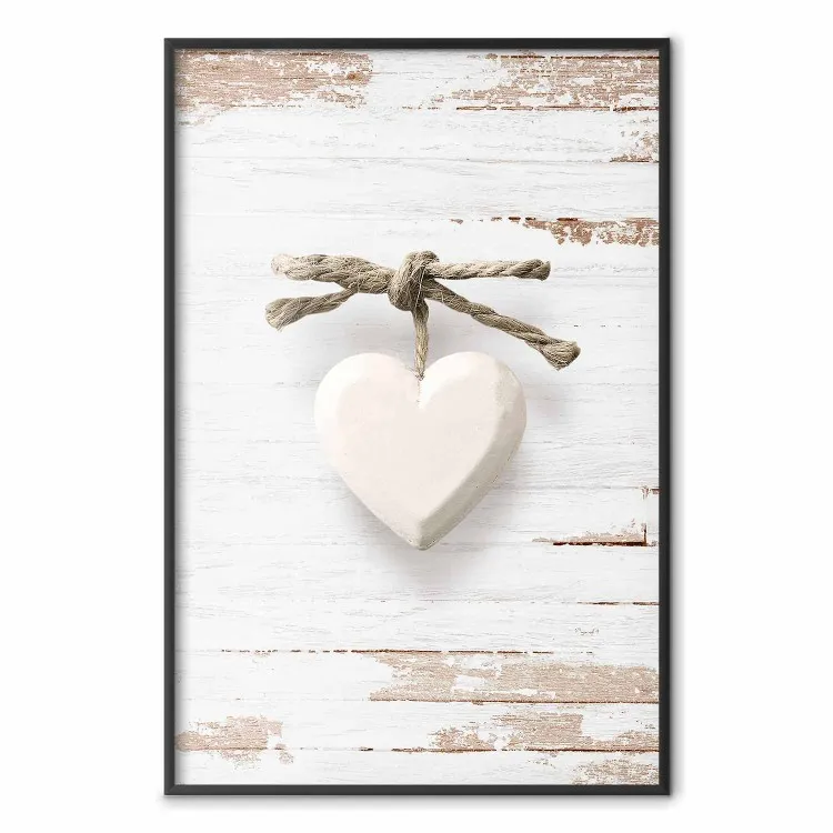 Amore annodato - cuoricino bianco in pietra su sfondo di legno chiaro