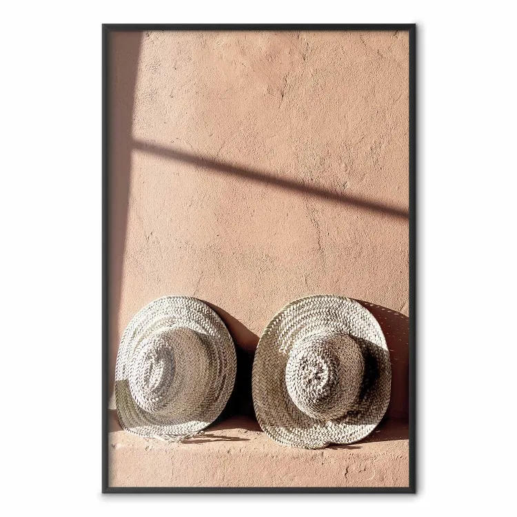 Coppia solare - due cappelli sotto il sole estivo su sfondo di muro