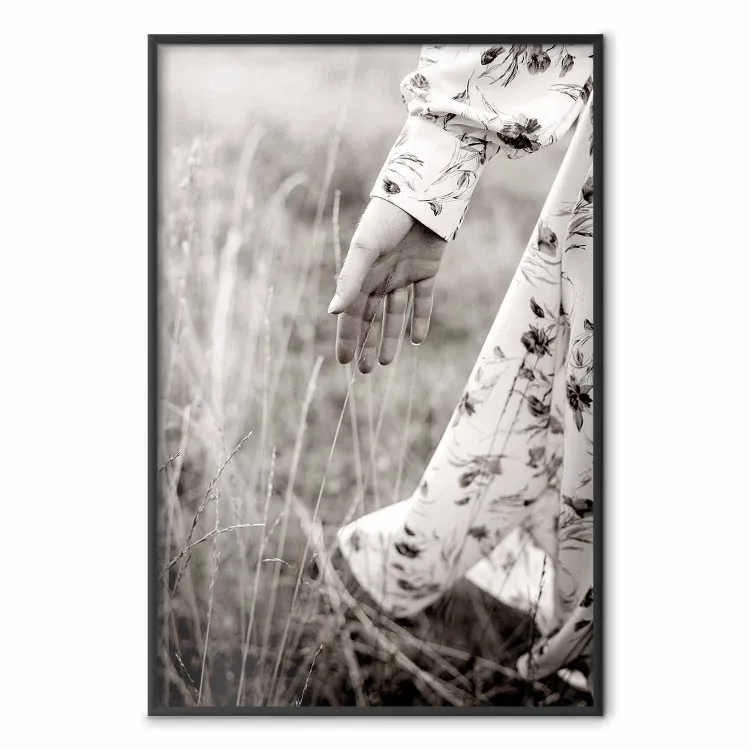 In contatto con la natura - mano di donna tra le piante
