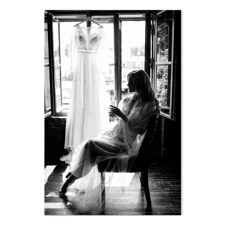 Donna e abito da sposa - foto in bianco e nero con donna seduta