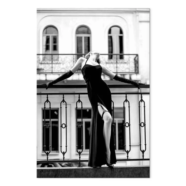 Donna danzante - foto in bianco e nero con una figura sul balcone