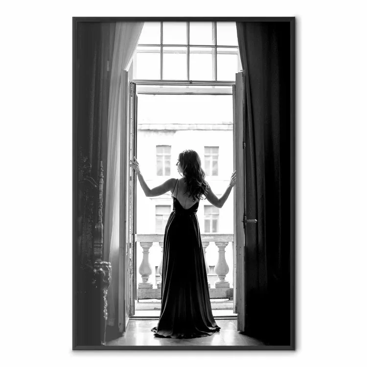 Vista luminosa - donna in cornice balcone tonalità bianco e nero
