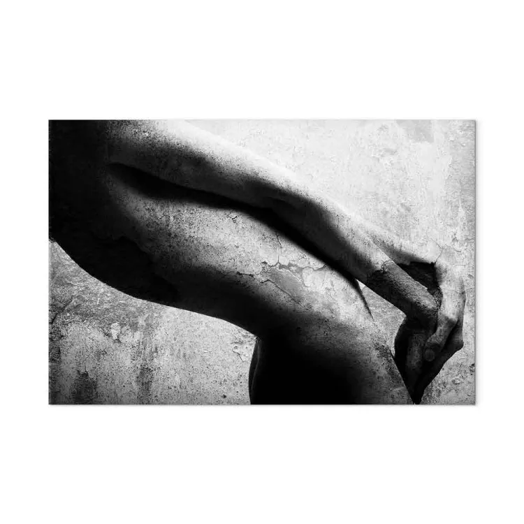Corpo femminile - composizione in bianco e nero con pietra 