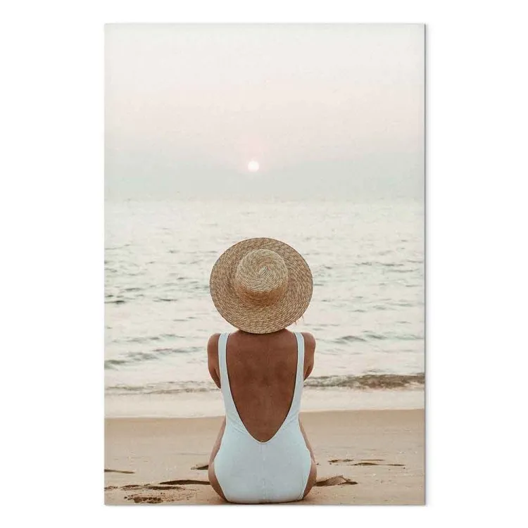 Donna col cappello sulla spiaggia - Paesaggio marino con il tramonto 