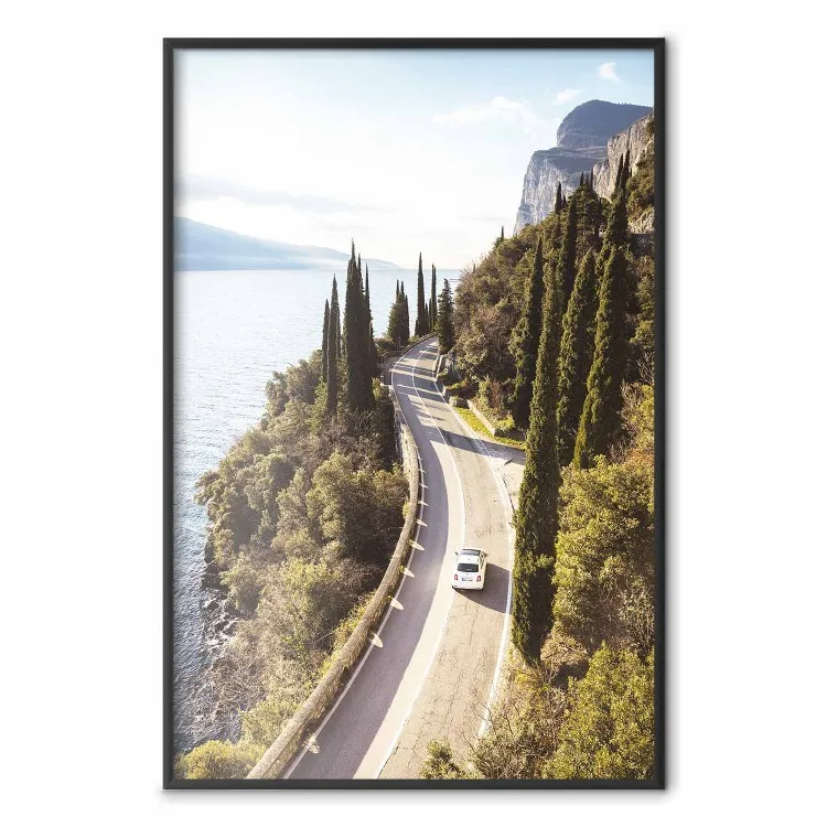 Gardesana - lago e strada tra il verde in Italia