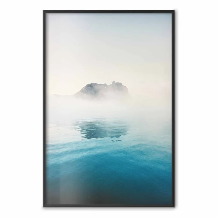 Baia nebbiosa - composizione di acqua blu e nebbia chiara su roccia