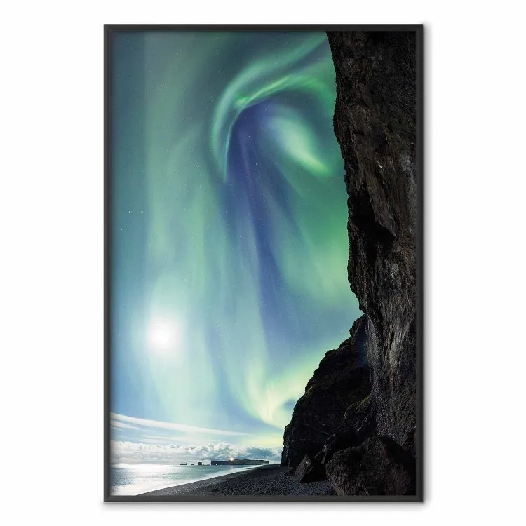 Meraviglia naturale - aurora boreale su cielo tra alti dirupi