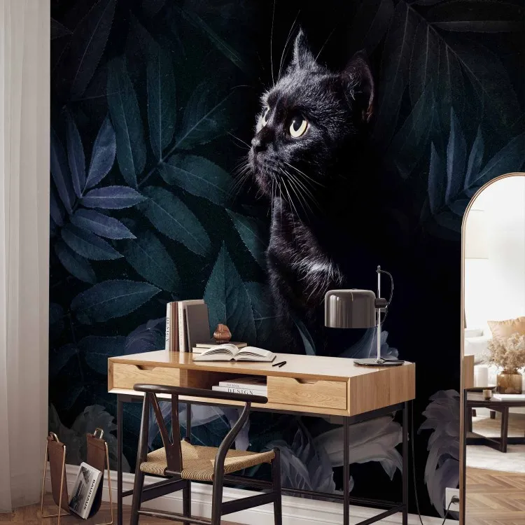 Motivo animale - gatto nero circondato da foglie e fiori blu