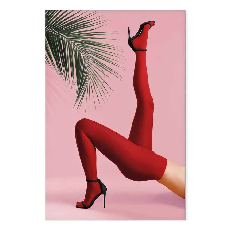 Collant rossi (1 parte) - gambe femminili su sfondo di palma verde