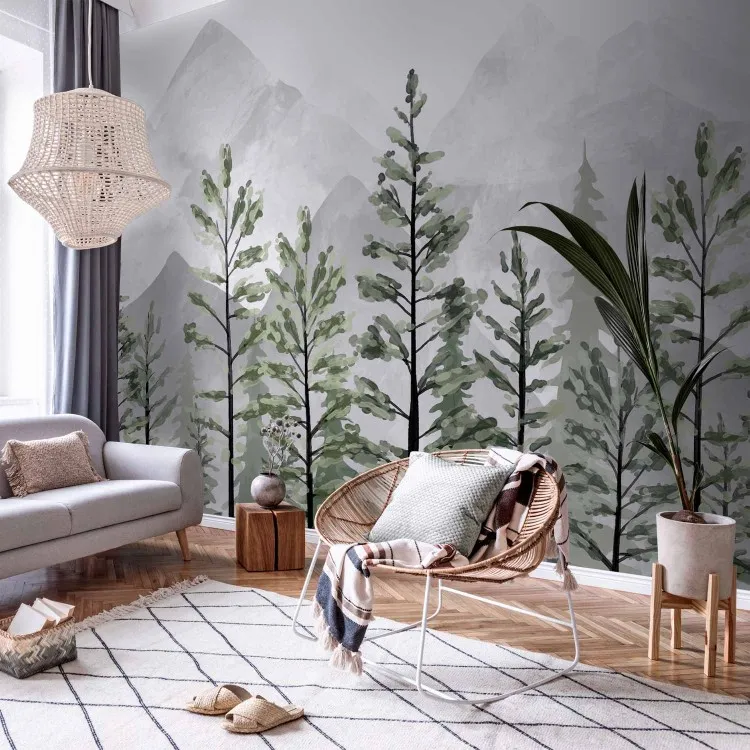 Paesaggio di montagna - alti alberi verdi su sfondo di montagne grigie