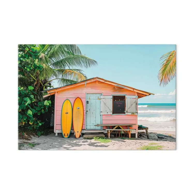 Capanna da surf - casa di tavole colorate su una spiaggia tropicale