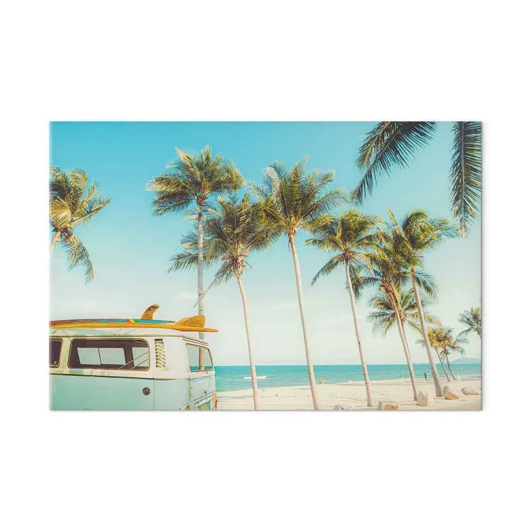 Campeggio per surfisti - furgone con tavole su una spiaggia tropicale