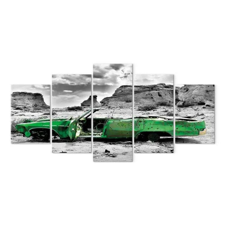 Macchina verde in stile retrò nel deserto di Colorado