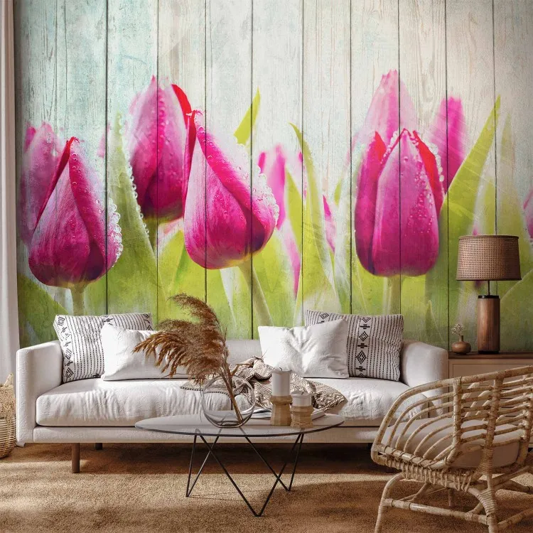 Tulipani su un legno bianco