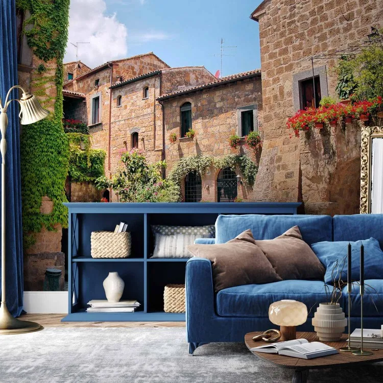 Vicolo in Toscana - villaggio italiano con case in mattoni e fiori