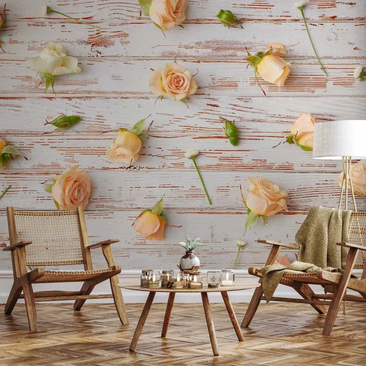 Composizione floreale romantica - rose e margherite su sfondo di legno